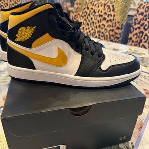 Jordan 1 Mid White Pollen Black
